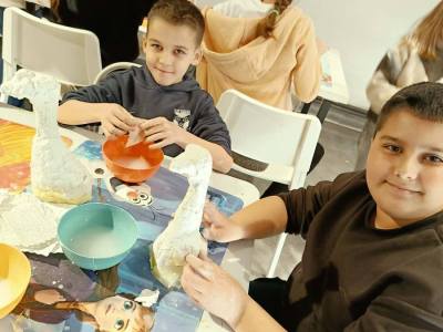 a8274cea-f259-4b52-9025-387cd3a4b006