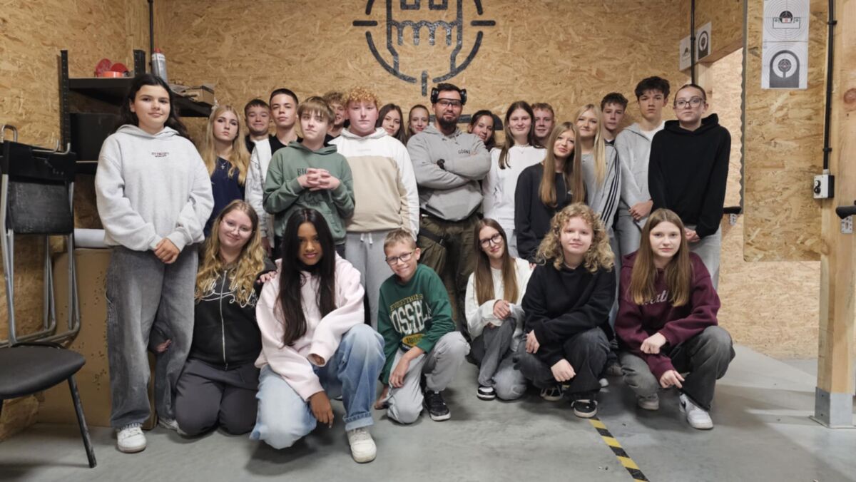 Klasa 8b na strzelnicy „Forteca” w Świeciu