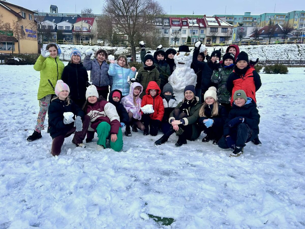 Zimowe zabawy na szkolnym boisku